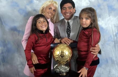 El Balón de Oro honorífico que le entregó la revista France Football en 1995. Foto: NA