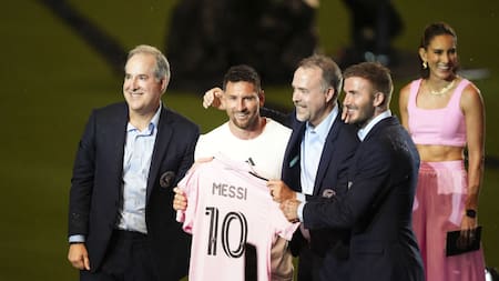 Lionel Messi junto a los directivos del Inter Miami en su presentación. Foto: Reuters.