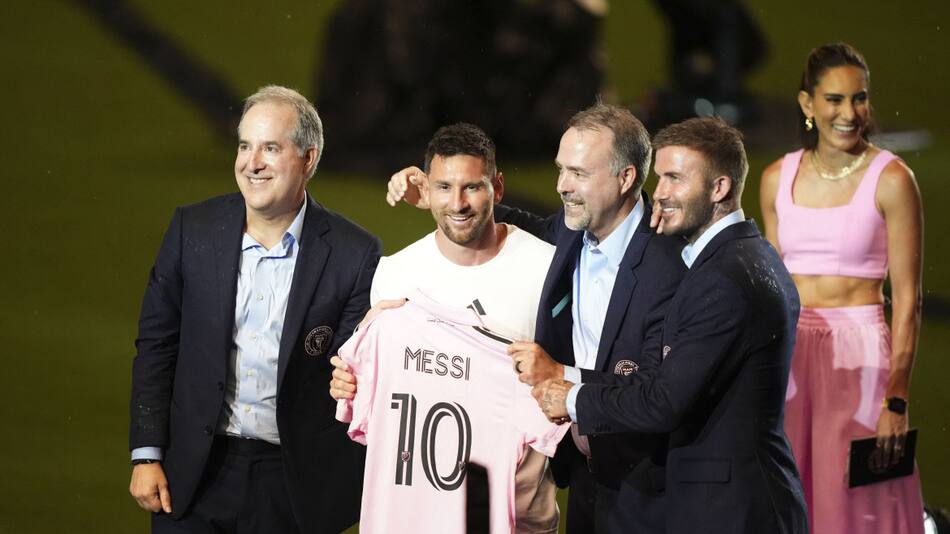 Lionel Messi junto a los directivos del Inter Miami en su presentación. Foto: Reuters.