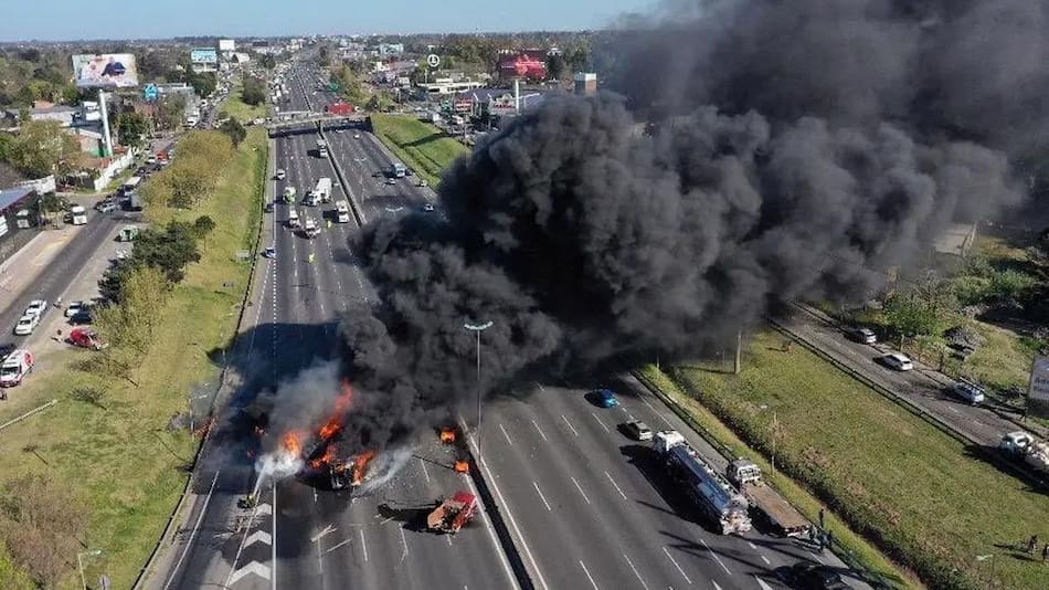 Incendio de camión en la Panamericana