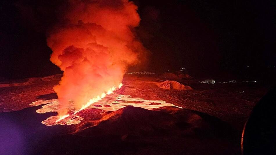 Erupción volcánica en la península de Reykjanes, Islandia. Foto: Reuters.