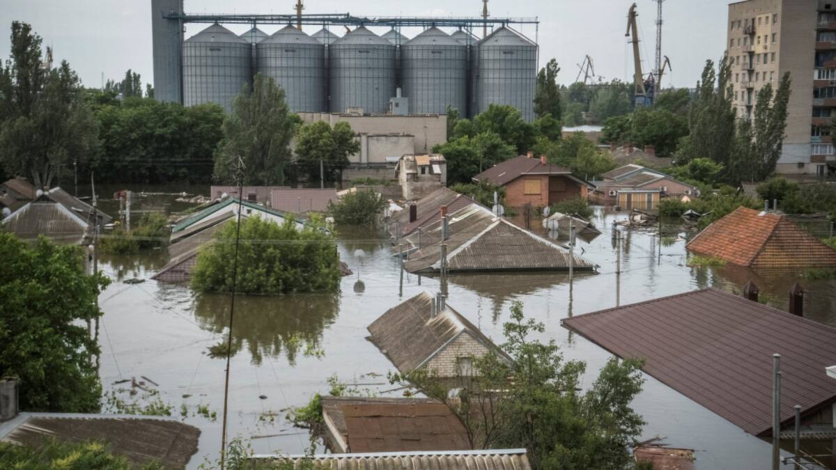 Inundación en Ucrania por voladura de represa. Foto Reuters.