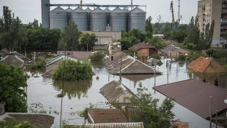 Inundación en Ucrania por voladura de represa. Foto Reuters.
