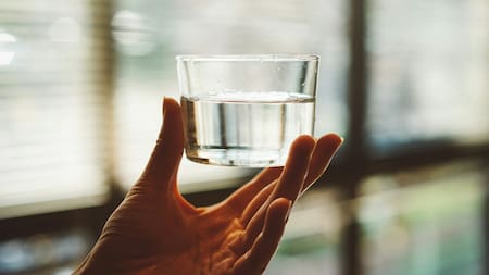 El vaso de agua en la cabeza para curar la insolación. Foto: Unsplash.
