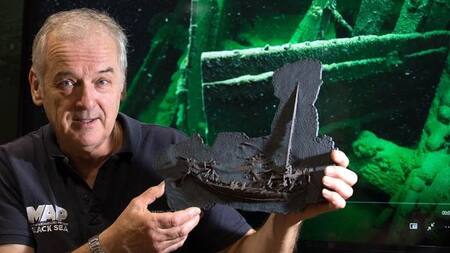 BARCO EN EL FONDO DEL MAR