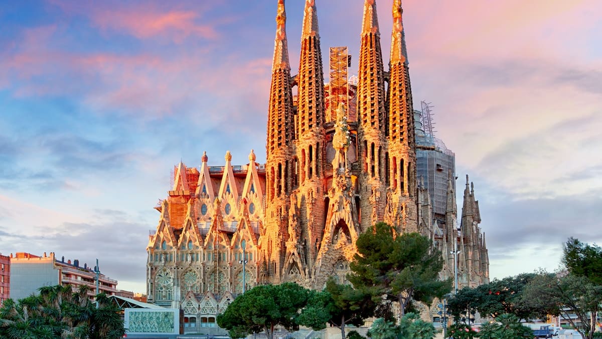 La iglesia más bonita del mundo está en Barcelona: la increíble obra de Gaudí que deslumbra a millones de turistas