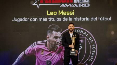 Lionel Messi con el premio del futbolista con más títulos en los Marca Awards. Foto: EFE.