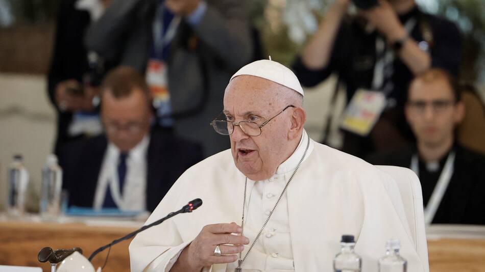 Papa Francisco en el G7. Foto: Reuters.