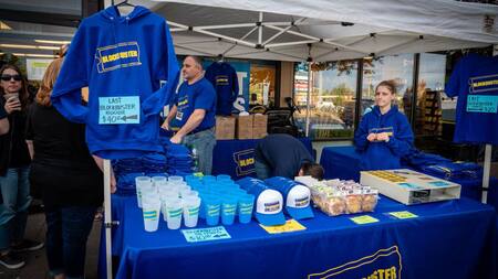 El local se sostiene por sus clientes nostálgicos y merchandising. Foto: EFE