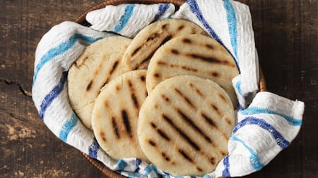 El pan árabe funciona para acompañar cualquier tipo de alimento. Foto: Freepik.