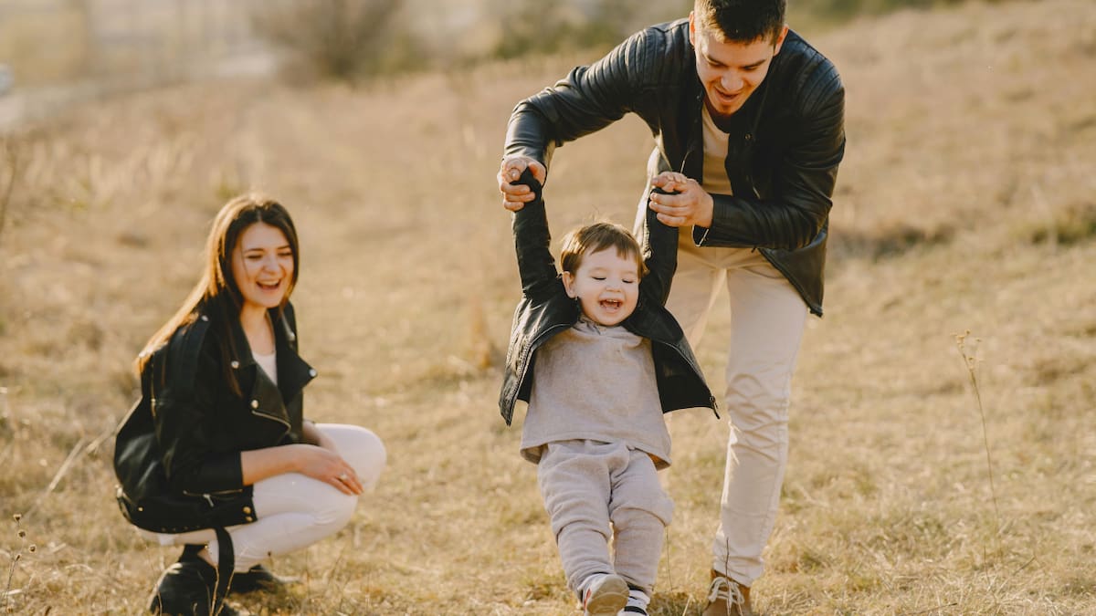 Risas, padres, hijos. Fuente: Pexels