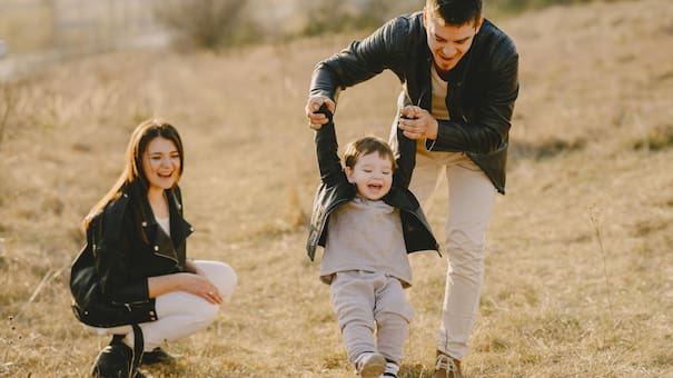 Lo dice la ciencia: el sentido del humor mejora las relaciones entre los padres y sus hijos