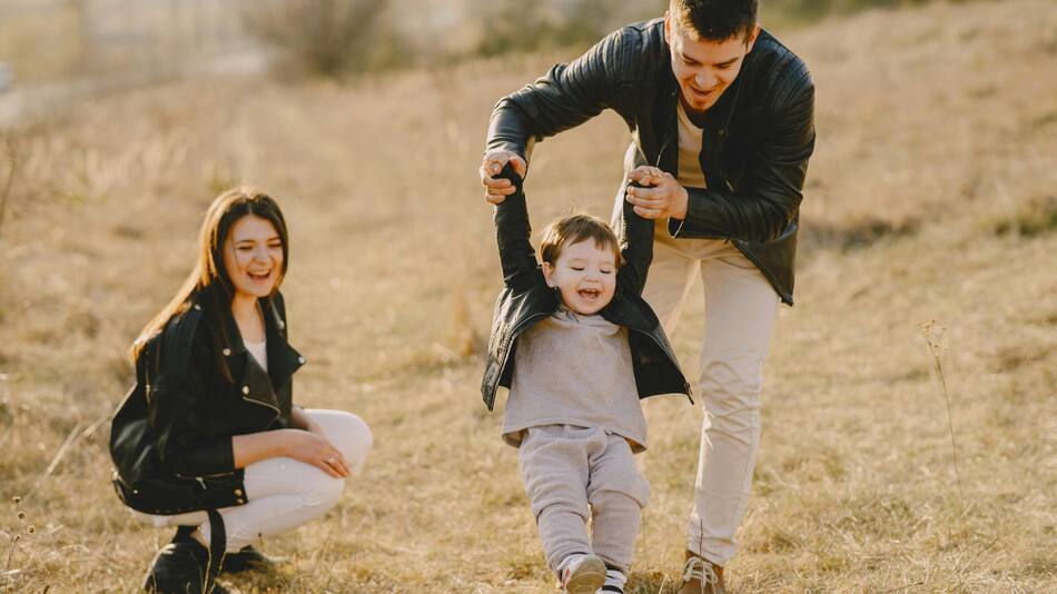 Risas, padres, hijos. Fuente: Pexels