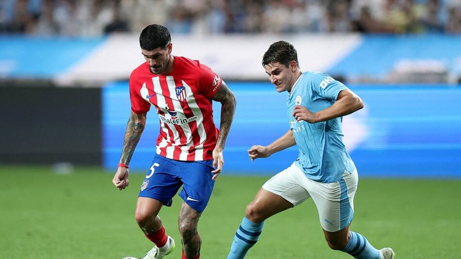 Rodrigo De Paul perseguido de cerca por Julián Álvarez. Foto: Reuters.