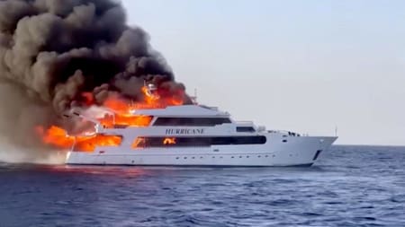 Barco incendiado en Egipto. Foto: Reuters.