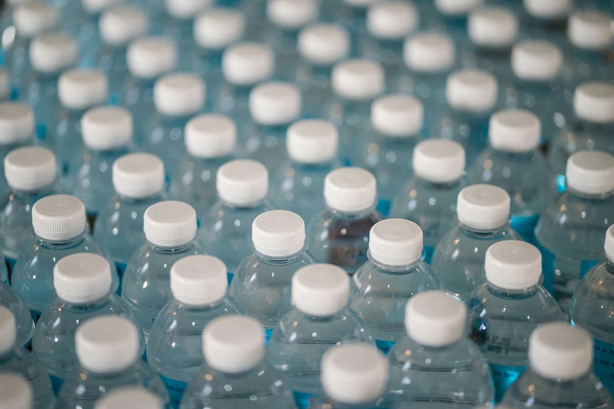Agua embotellada, microplásticos. Foto Unsplash