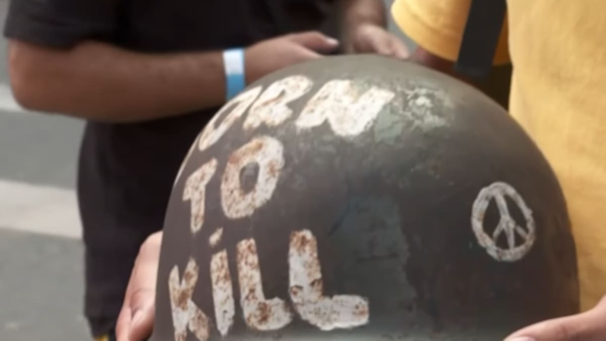 Casco de la guerra de Malvinas firmado por Messi.