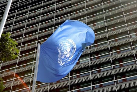 La bandera de Naciones Unidas ondea ante una de sus sedes. EFE/Rolf Vennenbernd