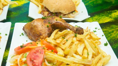 Pollo al horno con papas fritas.