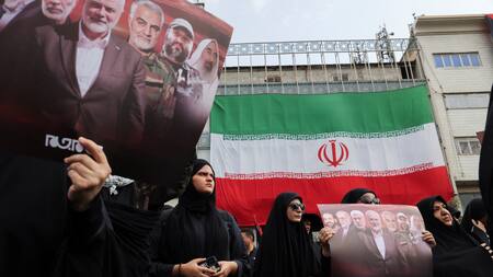 Iraníes asisten al cortejo fúnebre del asesinado jefe de Hamás. Foto: Reuters.