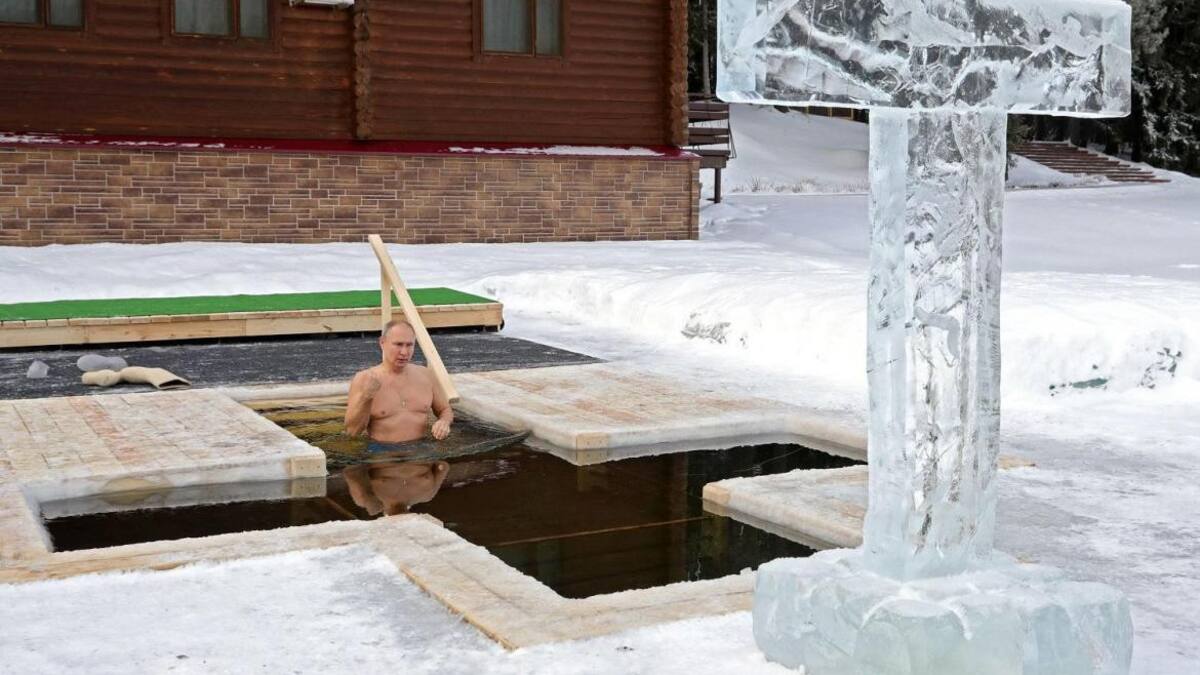 El presidente Putin se zambulló en aguas heladas para cumplir con un ritual religioso