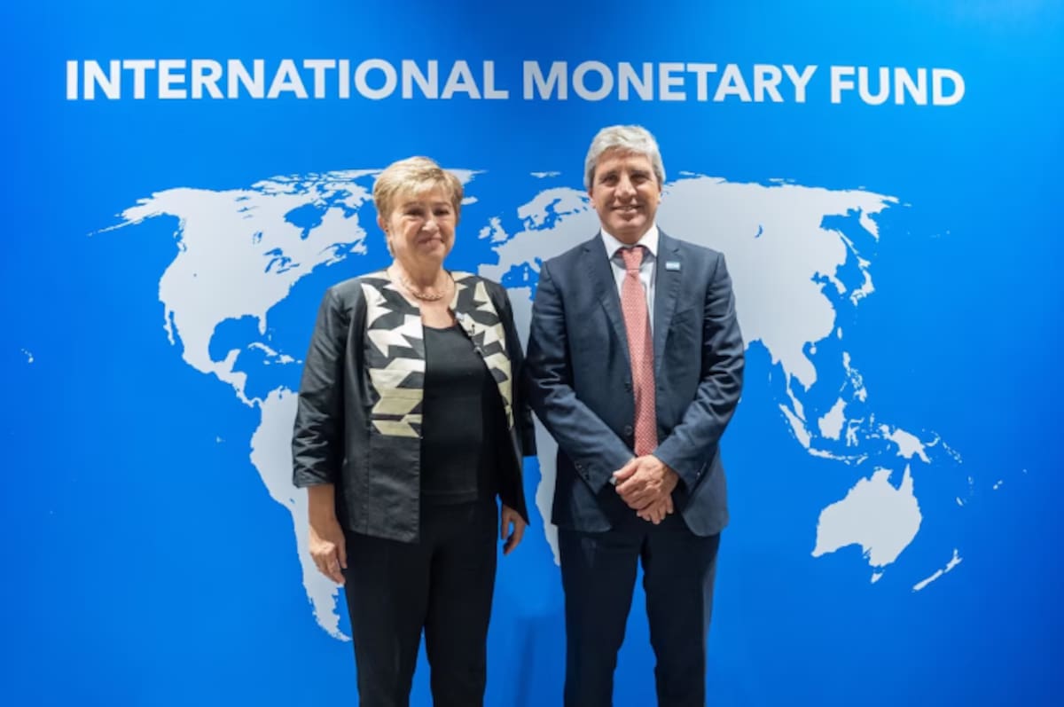 Luis Caputo junto a Kristalina Georgieva durante las Reuniones Anuales del FMI y el Banco Mundial en Bangkok.