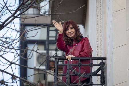 Cristina Kirchner en el balcón de su casa de Constitución. Foto: NA/DAMIAN DOPACIO