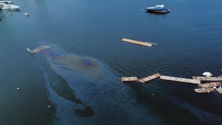 Contaminación en el puerto de Acapulco a 80 días del huracán Otis. Foto: EFE