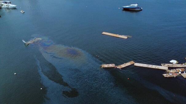 Contaminación marina: restos fósiles todavía azotan el puerto de Acapulco a 80 días del huracán Otis