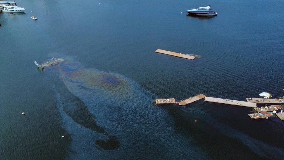 Contaminación en el puerto de Acapulco a 80 días del huracán Otis. Foto: EFE