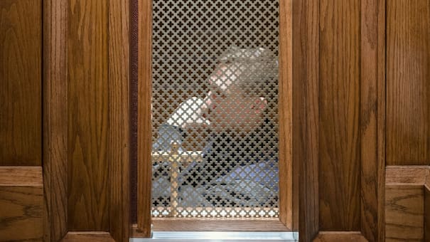 Polémica iniciativa contra la Iglesia católica: un país europeo busca eliminar la confesión