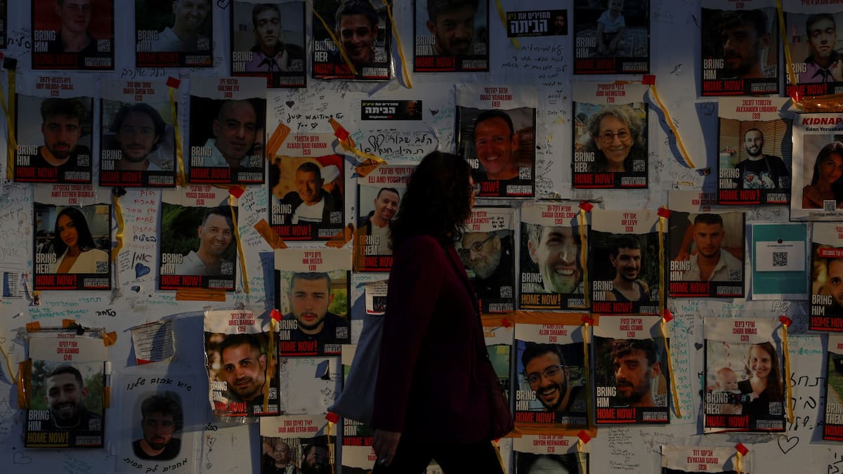 Posters de algunos de los rehenes desaparecidos. Foto: Reuters
