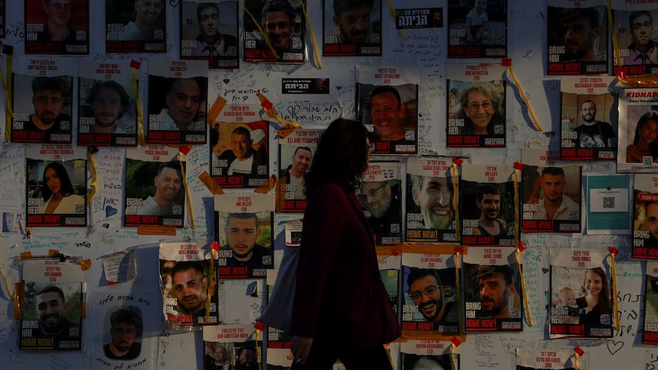 Posters de algunos de los rehenes desaparecidos. Foto: Reuters