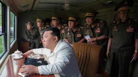 Kim Jong-un rodeado de miembros del Ejército de Corea del Norte. Foto: Reuters.