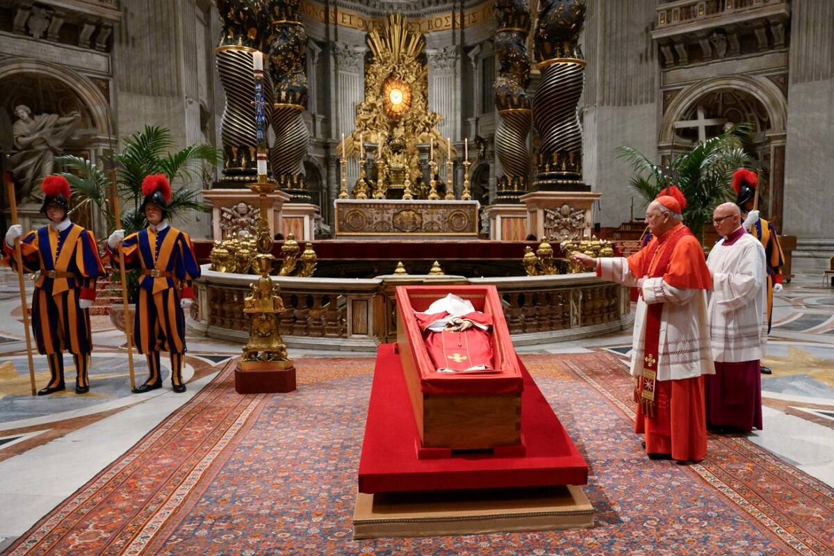 Se realizó el sellado del féretro del papa Francisco. Foto: Reuters/Prensa Vaticano/Francesco Sforza