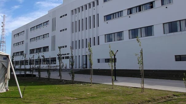 Conmoción en La Plata: un joven murió tras caer del tercer piso de la Facultad de Psicología