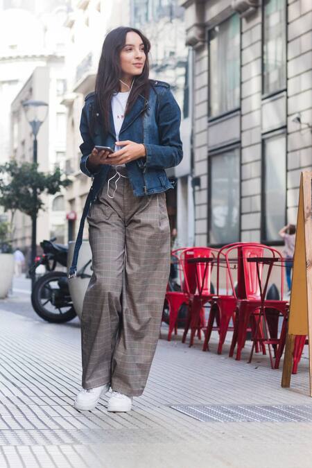 Los pantalones de corte recto y estilo sastrero son tendencia. Foto: Freepik.