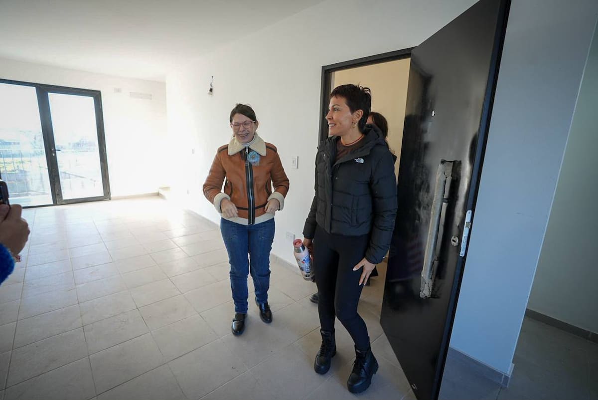 Estuvo acompañada por la intendenta interina, Eva Mieri y la ministra de Hábitat y Desarrollo Urbano de la Provincia, Silvina Batakis.