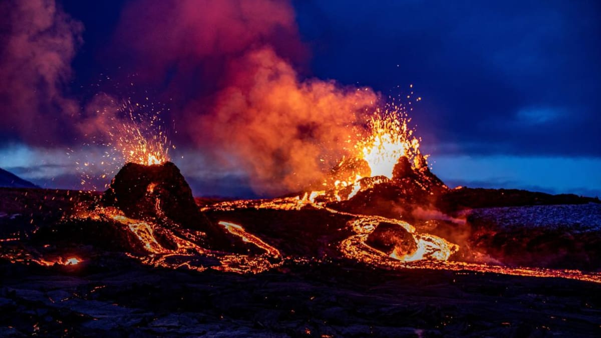 Volcán Fagradalsfjall cerca de la capital islandesa, REUTERS