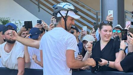 Novak Djokovic con un casco en el Masters 1000 de Roma. Foto: Captura de video.