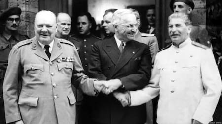 Conferencia o Acuerdo de Potsdam: Winston Churchill, Primer Ministro del Reino Unido, Harry S. Truman, Presidente de Estados Unidos y Joseph Stalin, líder de la Unión Soviética.