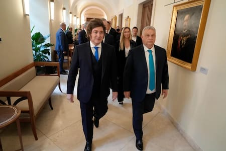 Javier Milei en Hungría junto a Viktor Orbán.
