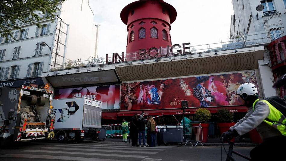 El Moulin Rouge de París perdió sus aspas. Foto: Reuters.
