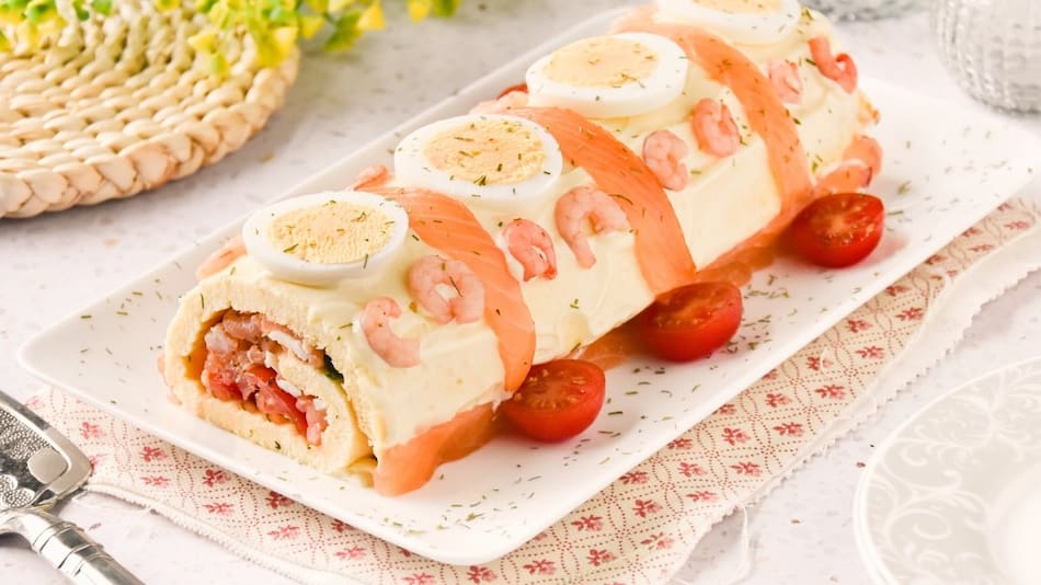 Arrollado relleno con huevo y tomate.