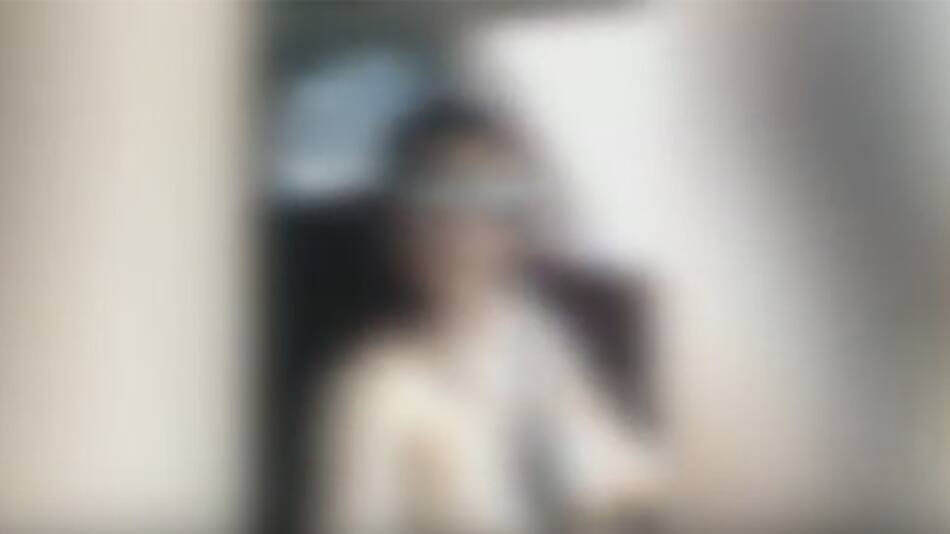 Mujer en topless maneja por la autopista