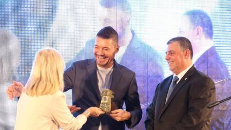 Marcelo Tinelli recibió un reconocimiento en Punta del Este en manos de la vicepresidenta. Foto: Diego Larrosa