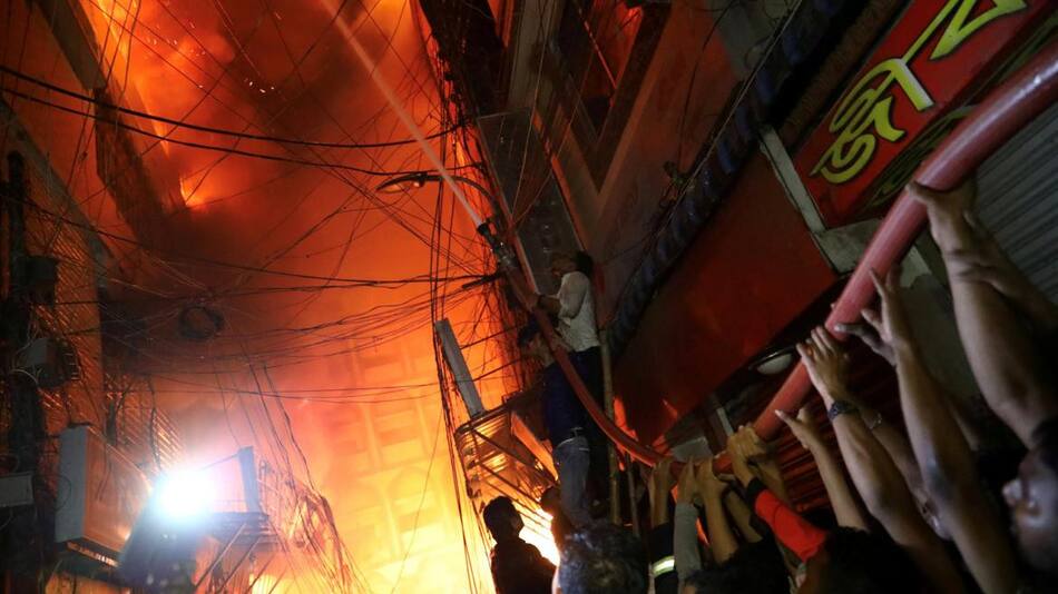 Explosión e incendio en Bangladesh, Reuters