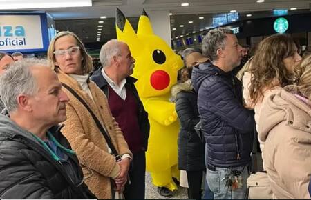 El joven disfrazo esperando a su hermana. Foto: Twitter/@launion_digital