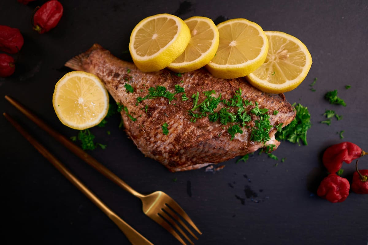 Pescado con limón. Foto: Unsplash.