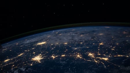 La idea de que nuestro planeta contiene restos de otro mundo desafía los conocimientos preexistentes. Foto: Unsplash.